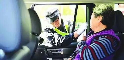 深圳后排带小孩安全带新交规_深圳交警不系安全带处罚_深圳高速安全带抓拍