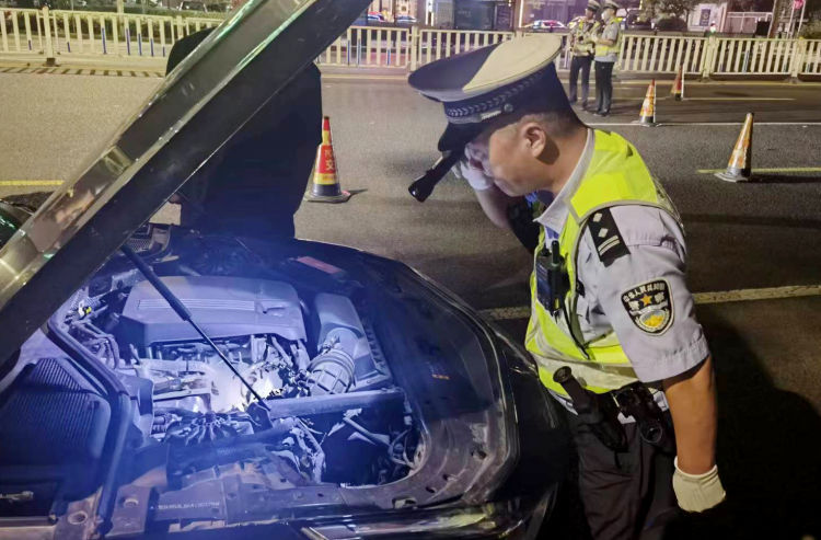 炸街排气声音违法_改装车辆查扣案例_豪车大套车交警能查出来吗